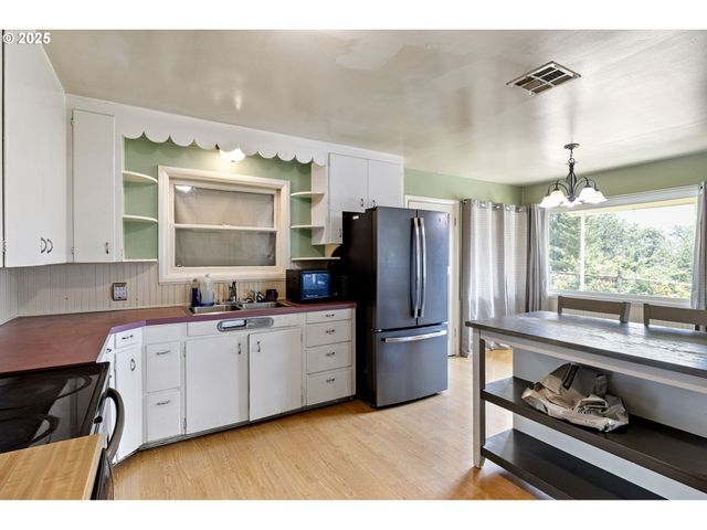 500 E B Ave, Drain, OR 97435