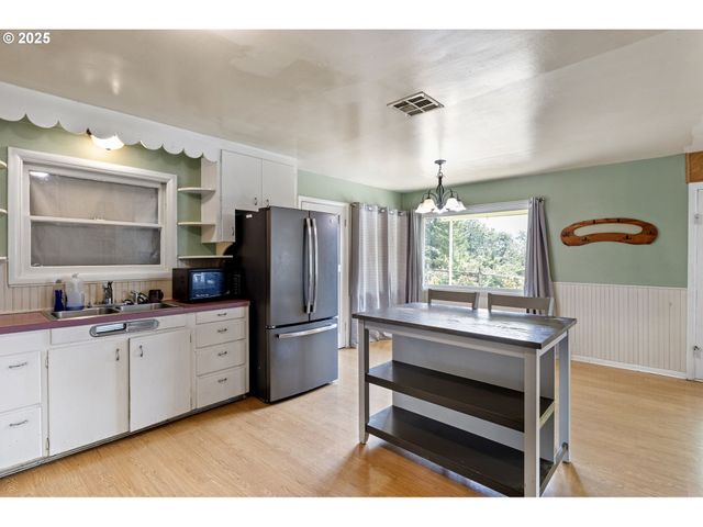 500 E B Ave, Drain, OR 97435