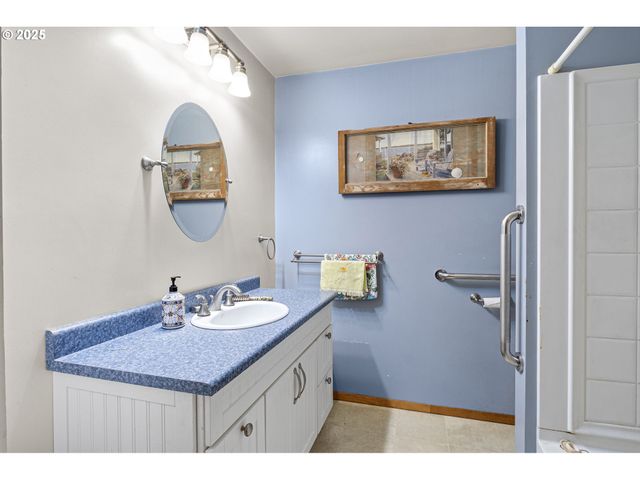 500 E B Ave, Drain, OR 97435