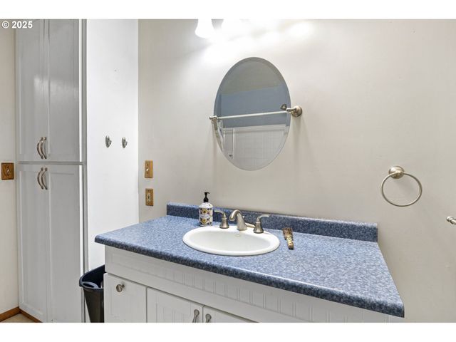 500 E B Ave, Drain, OR 97435