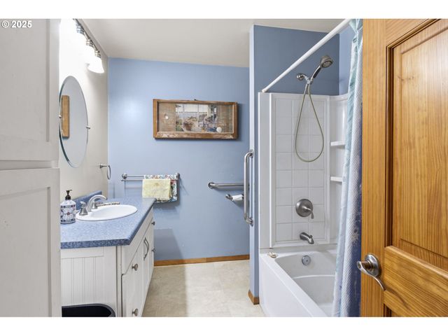 500 E B Ave, Drain, OR 97435