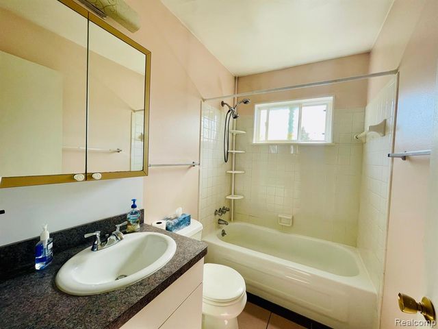 31801 Kelly Road 24, Fraser, MI 48026