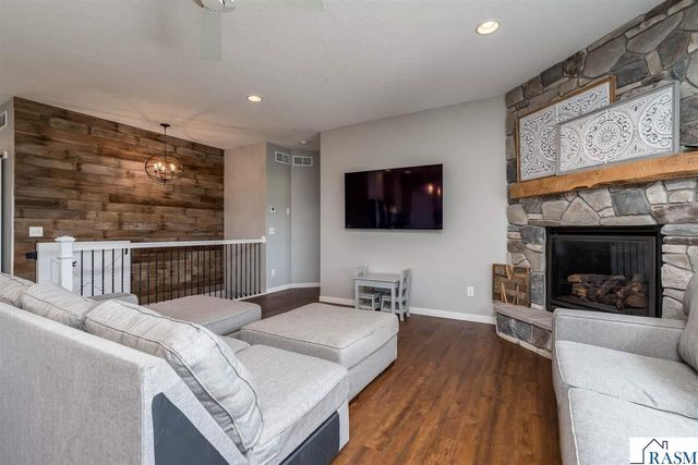 1824 Raymond Drive, North Mankato, MN 56003