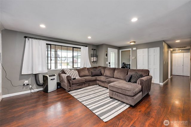 4060 SE Saxon Court, Port Orchard, WA 98366