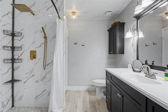 1730 Oak Valley Drive, Kemah, TX 77565
