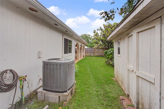 1730 Oak Valley Drive, Kemah, TX 77565