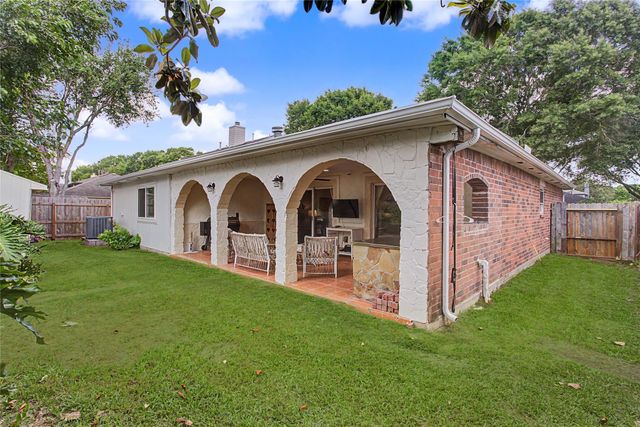 1730 Oak Valley Drive, Kemah, TX 77565