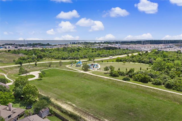 1730 Oak Valley Drive, Kemah, TX 77565