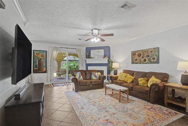 1730 Oak Valley Drive, Kemah, TX 77565