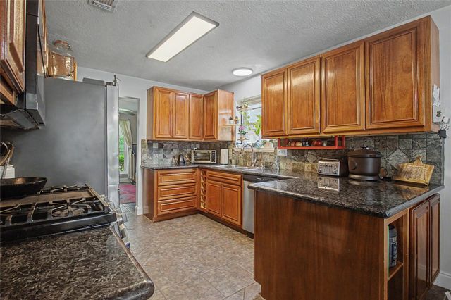 1730 Oak Valley Drive, Kemah, TX 77565