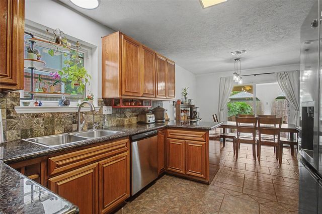 1730 Oak Valley Drive, Kemah, TX 77565