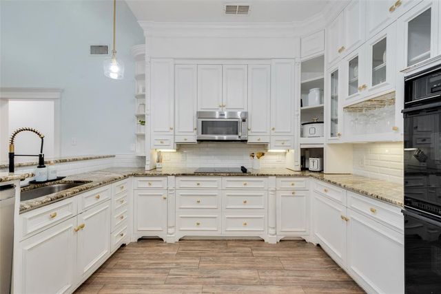 2100 Lakeridge Circle, Ennis, TX 75119