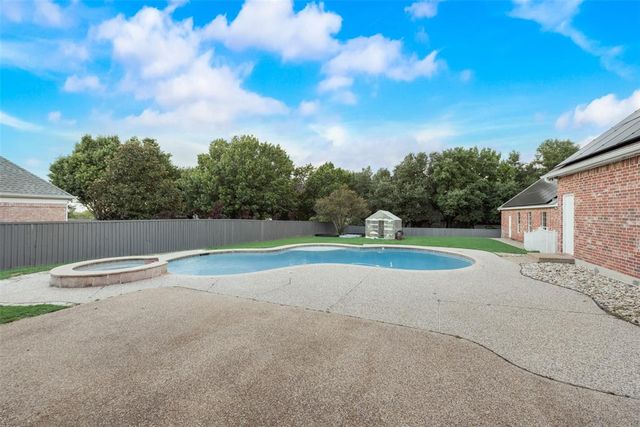 2100 Lakeridge Circle, Ennis, TX 75119