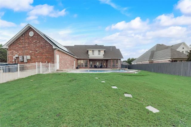 2100 Lakeridge Circle, Ennis, TX 75119