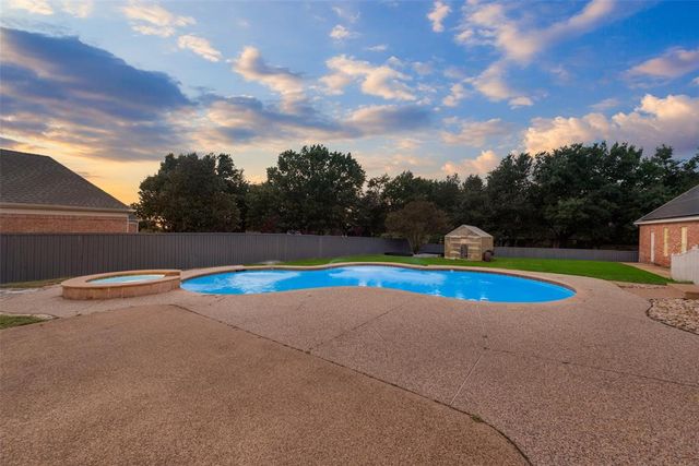 2100 Lakeridge Circle, Ennis, TX 75119