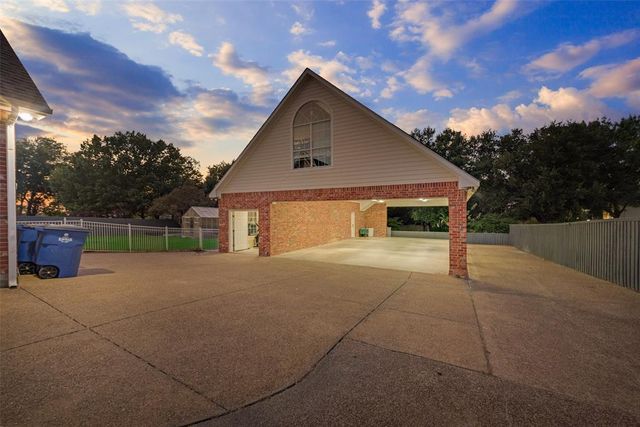 2100 Lakeridge Circle, Ennis, TX 75119