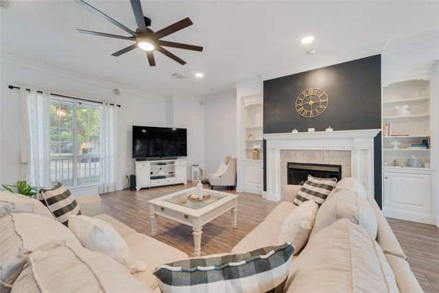 2100 Lakeridge Circle, Ennis, TX 75119