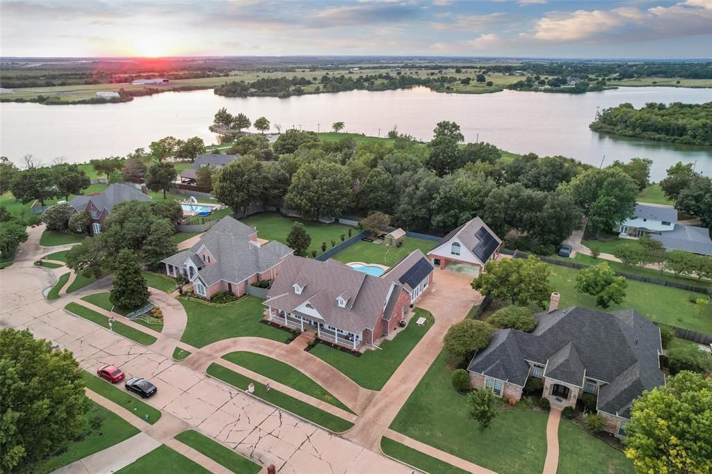 2100 Lakeridge Circle, Ennis, TX 75119