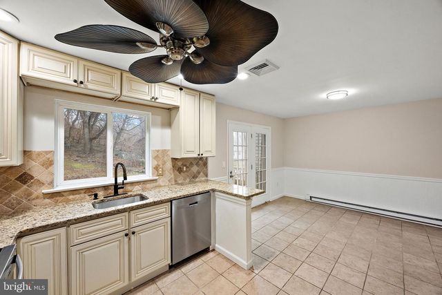 18 HARVEST DR, Thorndale, PA 19372