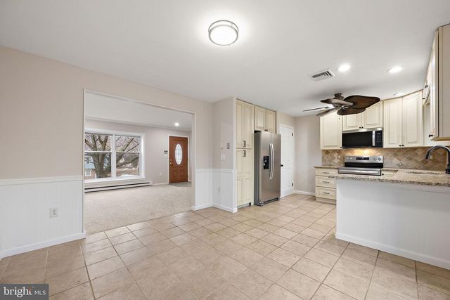 18 HARVEST DR, Thorndale, PA 19372