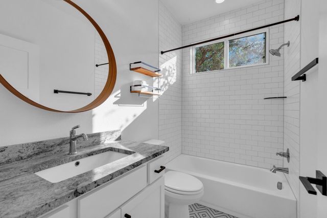 516 Ronay DR S, Spicewood, TX 78669