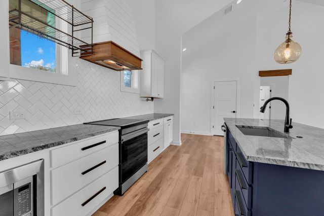 516 Ronay DR S, Spicewood, TX 78669