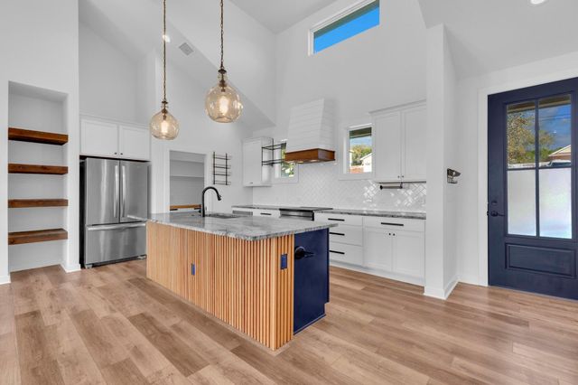 516 Ronay DR S, Spicewood, TX 78669