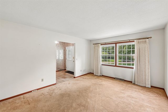 6851 NW 54th Court, Johnston, IA 50131