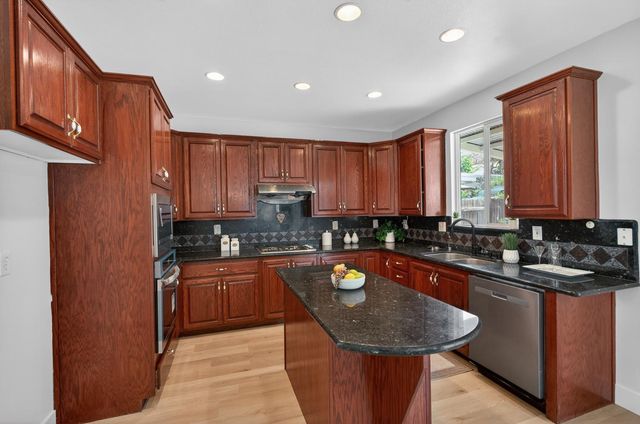 9475 Winding River Way, Elk Grove, CA 95624