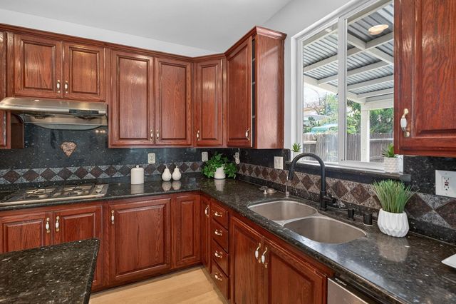 9475 Winding River Way, Elk Grove, CA 95624