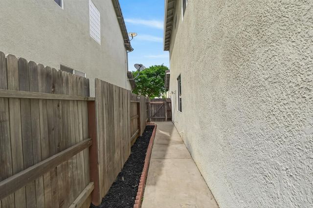 9475 Winding River Way, Elk Grove, CA 95624