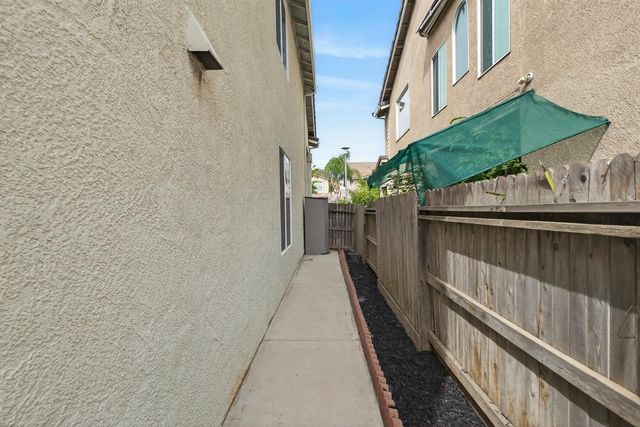 9475 Winding River Way, Elk Grove, CA 95624