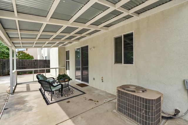 9475 Winding River Way, Elk Grove, CA 95624