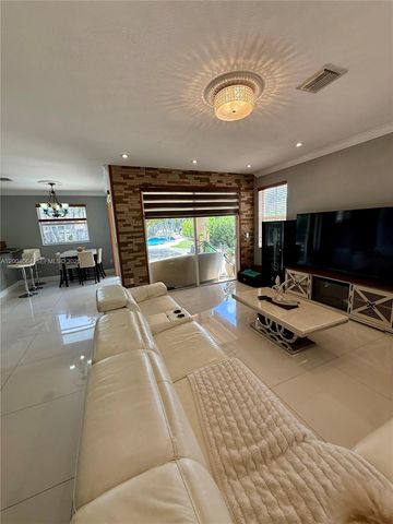 15465 SW 117th St, Miami, FL 33196