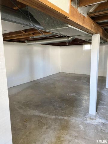 1548 W CENTRAL PARK Avenue, Davenport, IA 52804