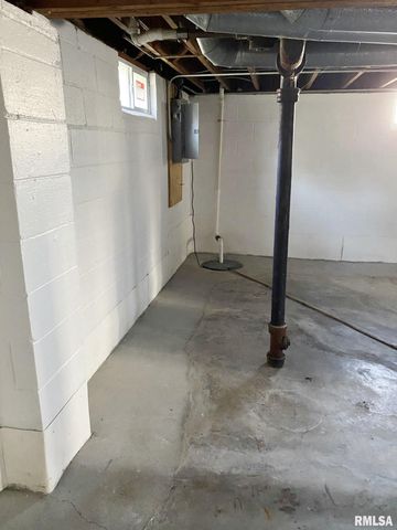 1548 W CENTRAL PARK Avenue, Davenport, IA 52804