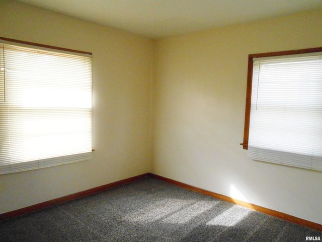 1548 W CENTRAL PARK Avenue, Davenport, IA 52804