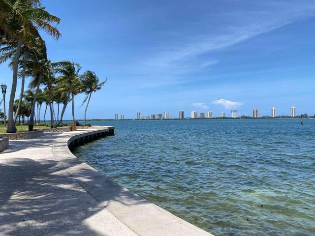 810 Lake Shore Drive 17, Lake Park, FL 33403