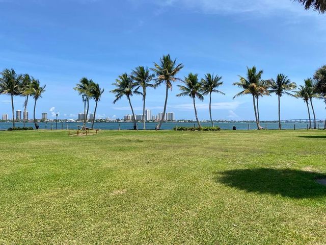 810 Lake Shore Drive 17, Lake Park, FL 33403