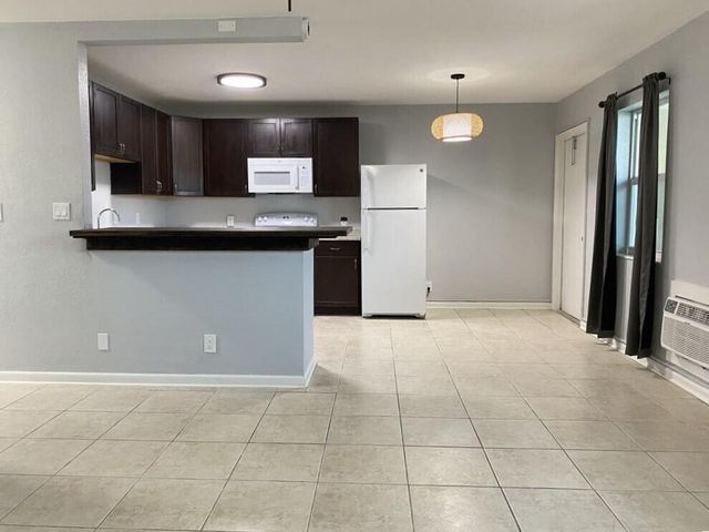 810 Lake Shore Drive 17, Lake Park, FL 33403