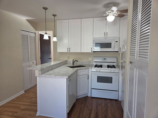 626 S Cass Avenue 2W, Westmont, IL 60559