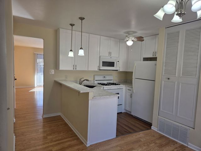 626 S Cass Avenue 2W, Westmont, IL 60559