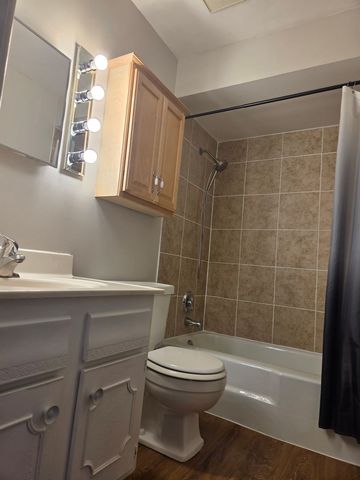 626 S Cass Avenue 2W, Westmont, IL 60559