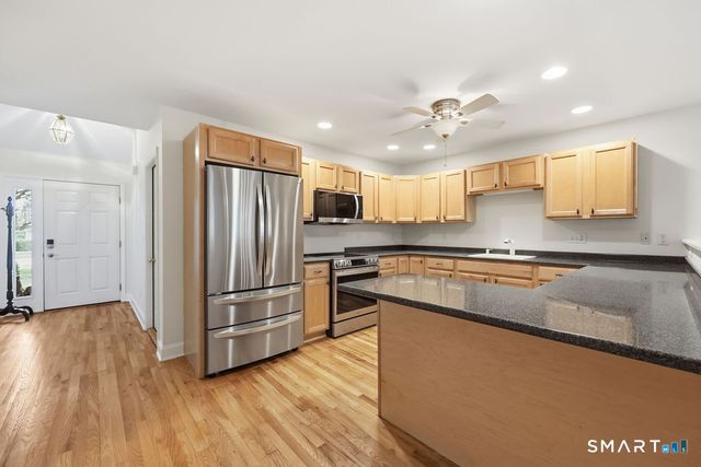 98 Haley Lane 98, Newtown, CT 06482