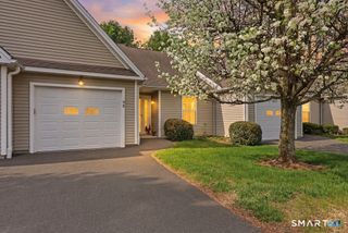 98 Haley Lane 98, Newtown, CT 06482