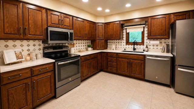 1600 BRENTWOOD DRIVE, Oshkosh, WI 54904