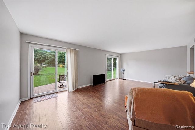 5045 Shady Creek Drive, Troy, MI 48085