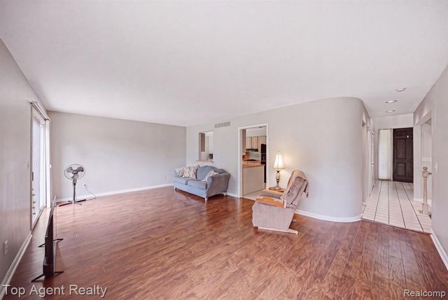 5045 Shady Creek Drive, Troy, MI 48085