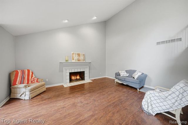 5045 Shady Creek Drive, Troy, MI 48085