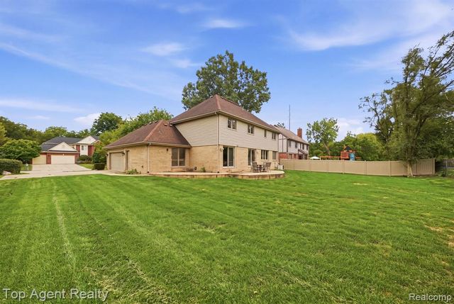 5045 Shady Creek Drive, Troy, MI 48085